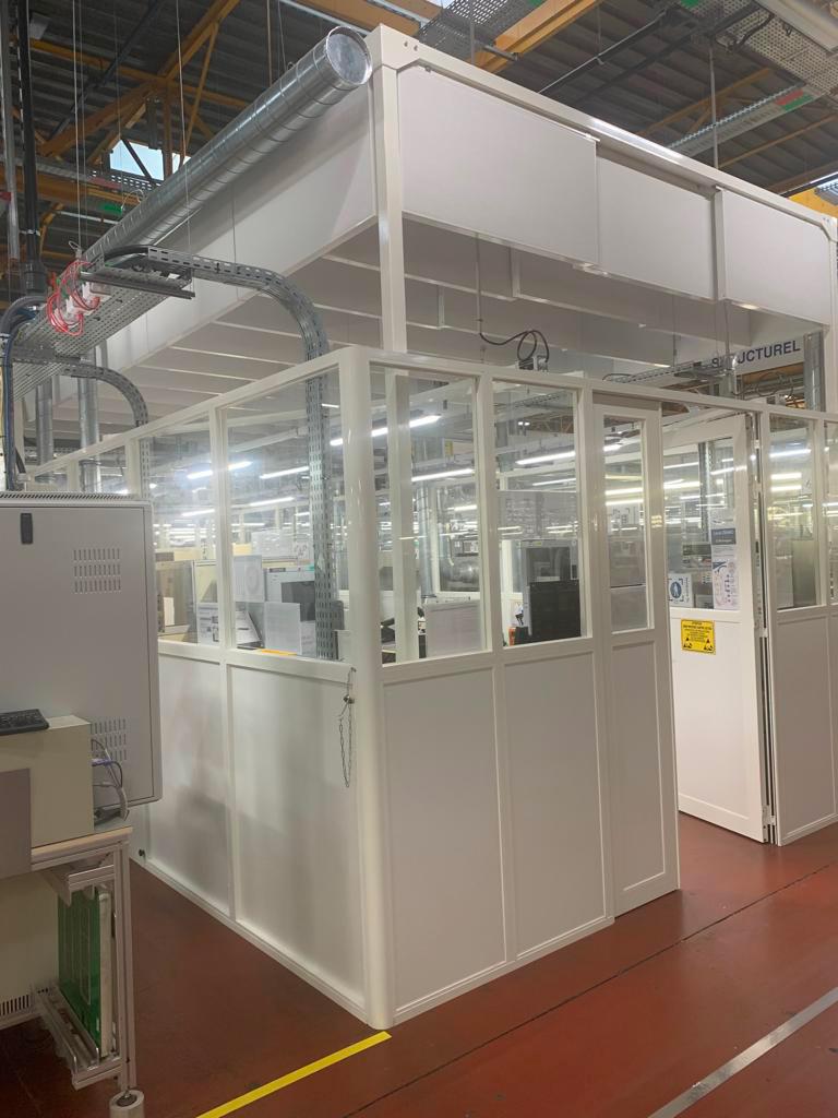 Traitement acoustique par baffles suspendues
