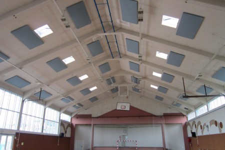 Solution technique de correction acoustique dans une salle de sports : panneaux absorbants répartis contre le plafond