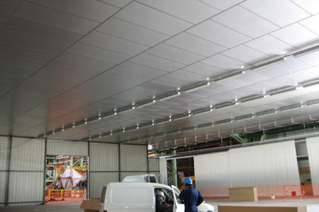 Traitement du plafond, contribue à l'isolation thermique du local