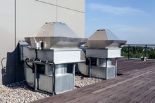 Climatisation d'un immeuble residentiel Equipements de climatisation en toiture d'un immeuble residentiel